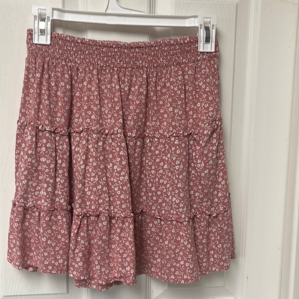 Super cute juniors skirt, looks new. Cute flower pattern, elastic waist
